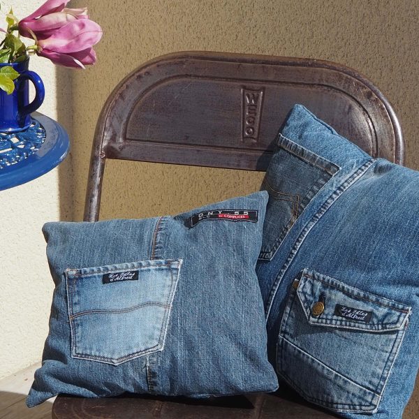 chaise-metal-coussins-jeans.