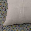 coussin-carre-taie-oreiller-ancienne-vue-de-face-de-pres-a-droite