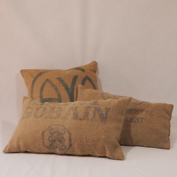 lot-de-trois-coussins-en-sac-toile-de-jute-recycle