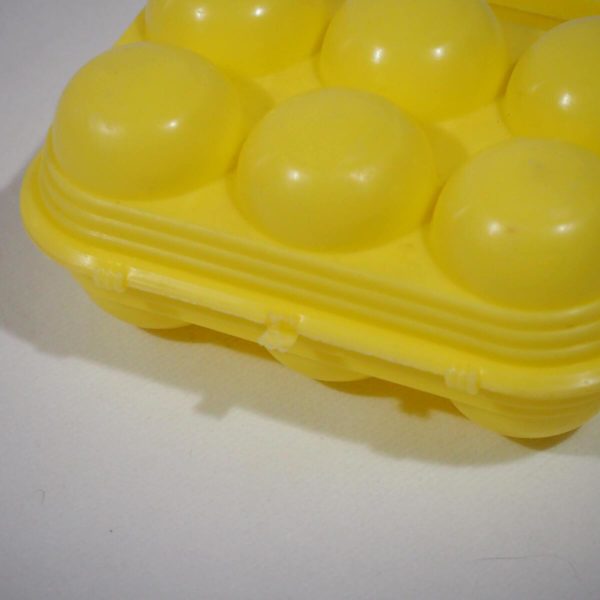 boite-a-oeuf-plastique-jaune-annees-70-vue-de-pres-
