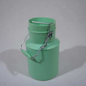 pot-a-lait-plastique-vert-pastel-contenance-2l-annees-70-marque-Pola