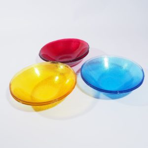 lot-de-coupelles-en-verre-transparent-texture-rouge-bleue-jaune.