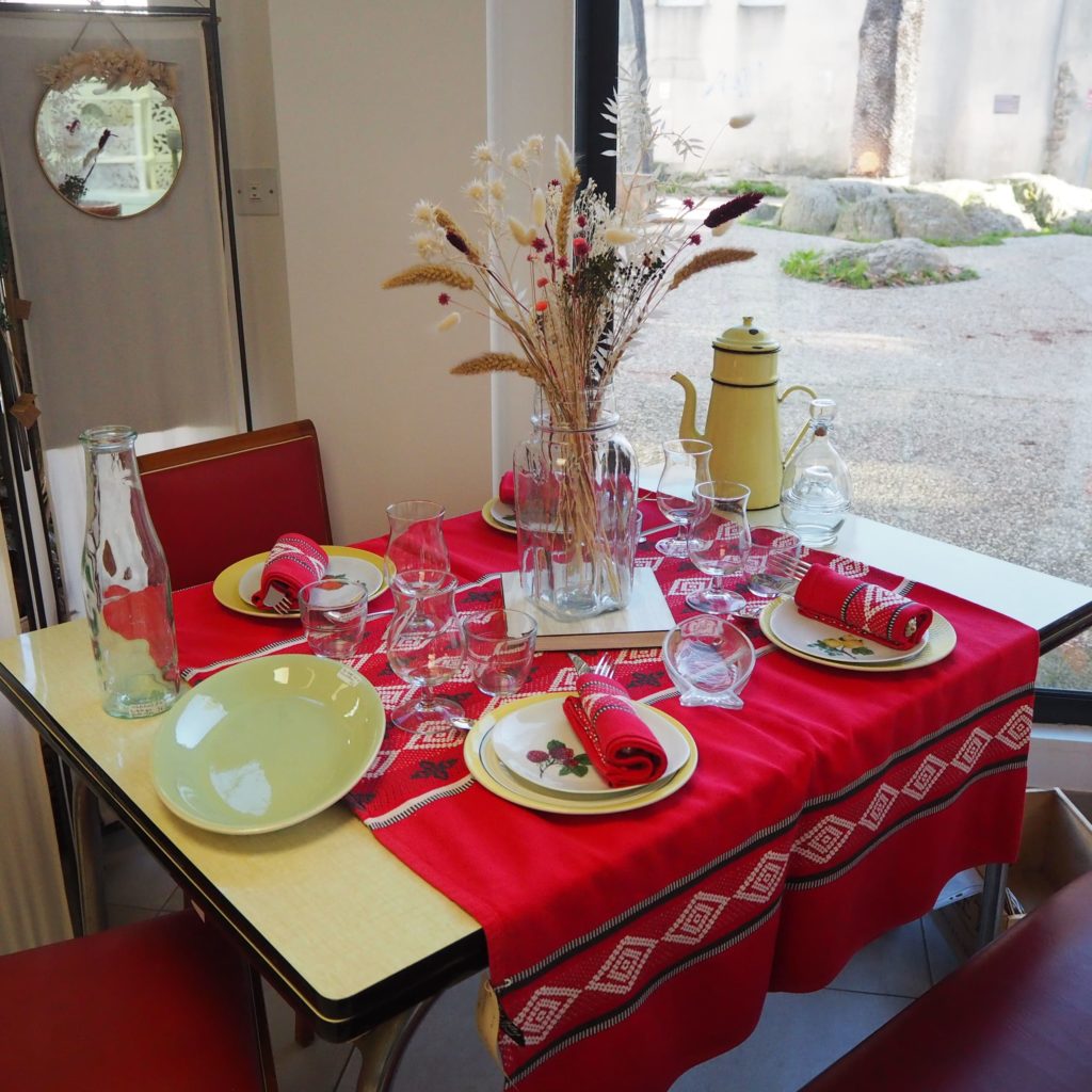 table-formica-nappe-basque-vaisselle-vintage-bouquet-fleurs-seches