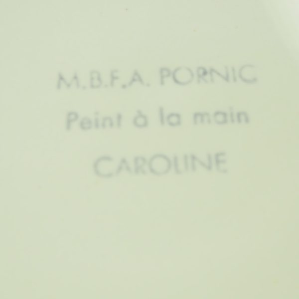 plat-faience-blanche-decor-fleur-stylisee-orange-marque-MBFA-PORNIC-peint-main-CAROLINE-marque-vue-de-pres