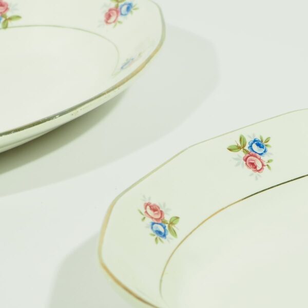 Raviers-porcelaine-opaque-Digoin-Sarreguemines-fleurs-roses-bleues-lisere-dore-forme-decagonale-vue-de-pres