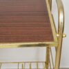 meuble-tv-dessus-formica-marron-pietement-metal-couleur-laiton-range-revues-vue-de-pres