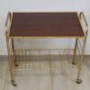 meuble-tv-dessus-formica-marron-pietement-metal-couleur-laiton-range-revues-vue-dessus