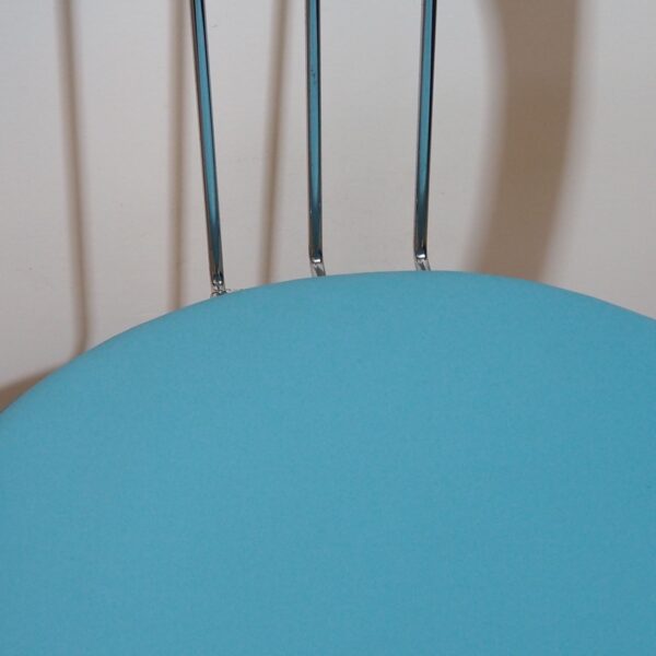 fauteuil métal chromé assise cuir bleu ciel années 70 assise vue de près