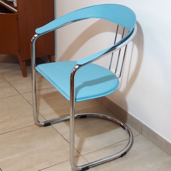 fauteuil métal chromé assise cuir bleu ciel-années 70 vue de côté
