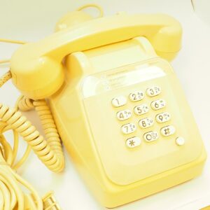 téléphone vintage beige cadran à touches