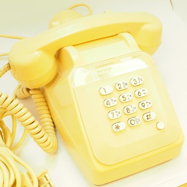 téléphone vintage beige cadran à touches