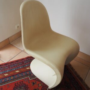 chaise plastique style Panton vue de côté