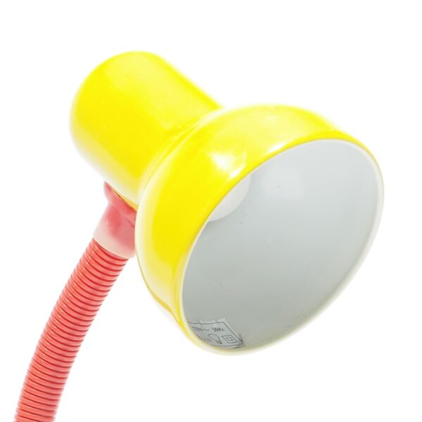 lampe de bureau pied flexible rouge pied bleu abat-jour jaune vue de coté de près