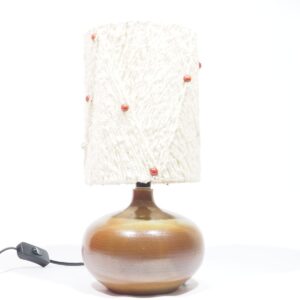 lampe pied en grès abat-jour en laine et perles années 70