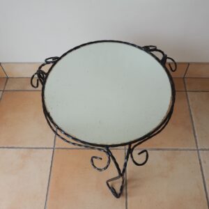 petite table basse piètement métal tourné noir et plateau rond en miroir vue de dessus