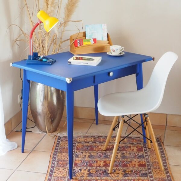 table bleue pieds compas 1 tiroir coins métal ambiance bureau