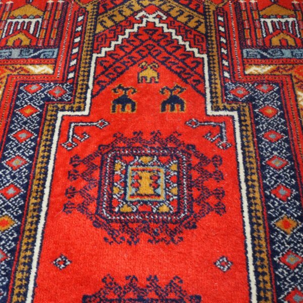 tapis en laine décors orientaux couleurs rouge-orange vue de près