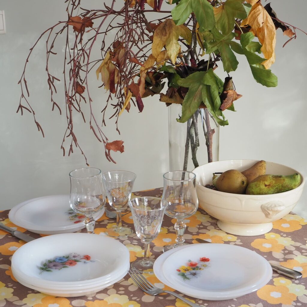 les-filles-d-alfred-photo-ambiance-table-vintage-nappe-tissu-vintage-vaisselle-arcopal