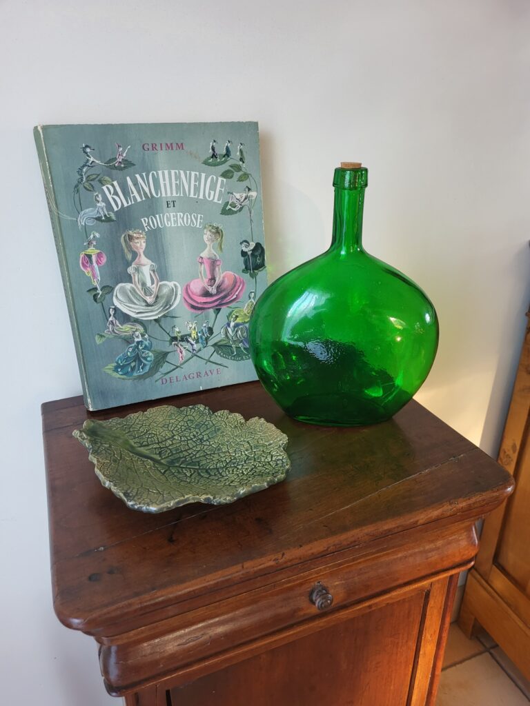 chevet-ancien-livre-comte-blanche-neige-bouteille-verre-vert